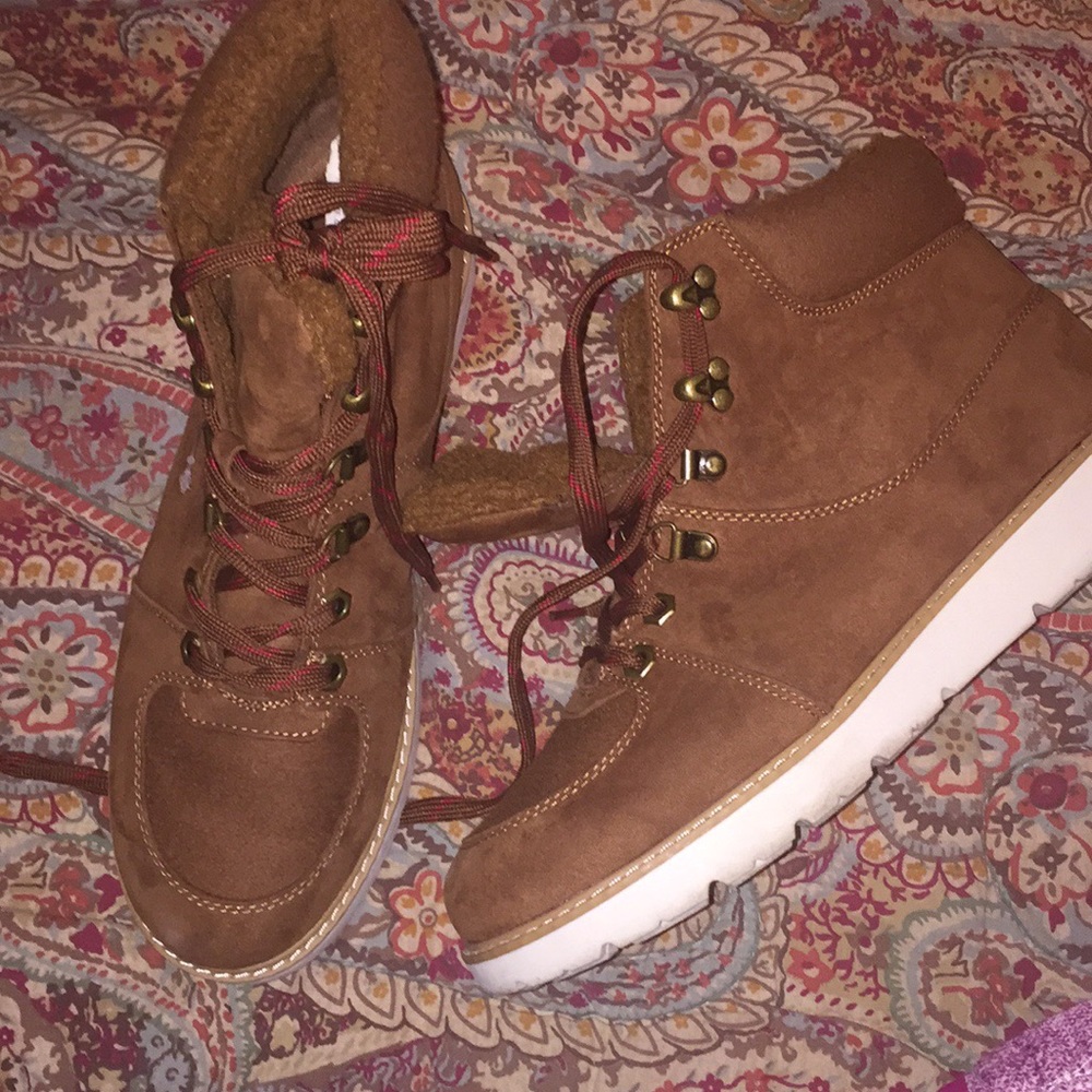 Gently worn American Eagle Brown Fur  boot-sneaks